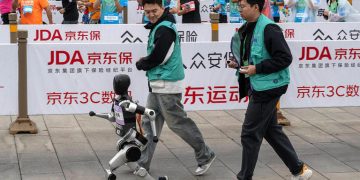 Robots race against humans for first time in Chinese half-marathon